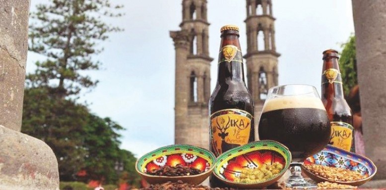 Fundacion Mexico con Valores en Nayarit reconoce a Alberto Arcadia y Paul Sotelo por su cerveza artesanal Wika